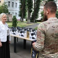Перша заступниця начальника ОВА Наталя Заболотна та військовий