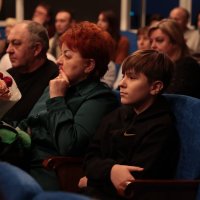 люди в залі