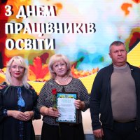 Перша заступниця Начальника ОВА Наталя Заболотна, голова Вінницької обласної Ради Вячеслав Соколовий та учасниця заходу, яка отримала нагороду