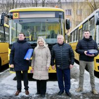 Перша заступниця Начальника ОВА Наталя Заболотна та учасники зустрічі під час передачі автобусів