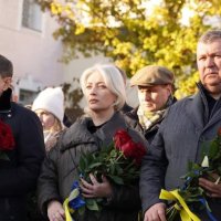 Вшанування загиблих Героїв у Вінниці: хвилина мовчання і покладання квітів до пам'ятного знаку.