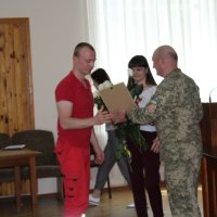 У День екстреної медичної допомоги Народна депутатка України Ірина Борзова вручає Грамоти Верховної Ради України.