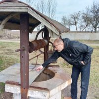 чоловік оглядає криницю