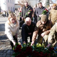 учасники заходу під час покладання