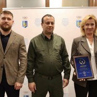 Начальник ОВА Сергій Борзов, Виконавчий директор НОК України у Вінницькій області Сергій Пліхта та жінка, яка отримала диплом