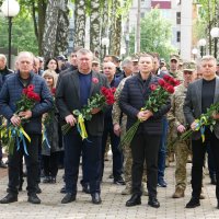 заступник начальника ОВА Сергій Здітовецький, міський голова Сергій Моргунов та голова обласної Ради Вячеслав Соколовий під час покладання