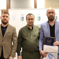 Начальник ОВА Сергій Борзов, Виконавчий директор НОК України у Вінницькій області Сергій Пліхта та чоловік, який отримав диплом