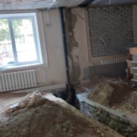 Директорка департаменту охорони здоров’я та реабілітації Вінницької ОВА Ольга Задорожна дивиться як йдуть роботи з реконструкції приймального відділення обласної клінічної лікарні ім. Пирогова.