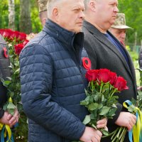 заступник начальника ОВА Сергій Здітовецький та голова обласної Ради Вячеслав Соколовий під час покладання