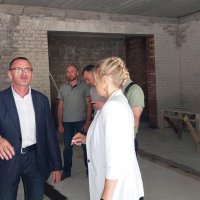 Директорка департаменту охорони здоров’я та реабілітації Вінницької ОВА Ольга Задорожна дивиться як йдуть роботи з реконструкції приймального відділення обласної клінічної лікарні ім. Пирогова.