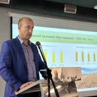 Директор Департаменту Олег Сідоров виступає з доповіддю на фоні презентації