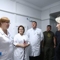 Перша заступниця Начальника ОВА Наталя Заболотна та фахівці медичного закладу