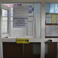 рецепція з інформаційною табличкою зі шрифтом Брайля