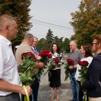 Учасники зустрічі біля біля пам’ятного знаку Небесній Сотні та загиблим Героям російсько-української війни