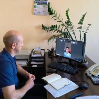 Директор Департамкнту Олег Сідоров сидить в кабінеті за робочим столом перед ним монітор ком'ютера