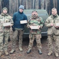 Фото чоловіків біля машини з коробками