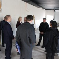 заступник начальника ОВА Олександр Піщик та учасники зустрічі оглядають лікарню