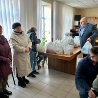 Чоловік та жінки у кабінеті