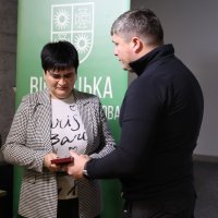 Заступник Начальника ОВА Олександр Піщик вручає нагороду родині загиблого захисника