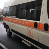 автомобіль обладнаний підйомником для перевезення людей на інвалідному візку