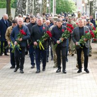 заступник начальника ОВА Сергій Здітовецький, міський голова Сергій Моргунов та голова обласної Ради Вячеслав Соколовий під час покладання