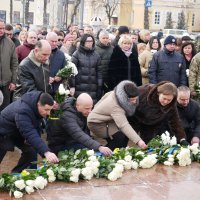 учасники заходу кладуть квіти до скульптурної композиції «Дерево Свободи»