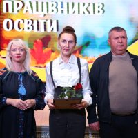 Перша заступниця Начальника ОВА Наталя Заболотна, голова Вінницької обласної Ради Вячеслав Соколовий та учасниці заходу, яка отримала нагороду