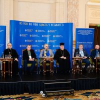Фото чоловіків під час виступу.