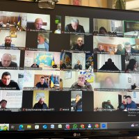 Монітор комп'ютера на ньому видно учасників наради