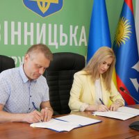 Директор Департаменту міжнародного співробітництва та регіонального розвитку ОВА Ігор Цехановський та учасниця заходу