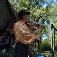  Фото чоловіка під час виступу