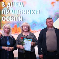 Перша заступниця Начальника ОВА Наталя Заболотна, голова Вінницької обласної Ради Вячеслав Соколовий та учасниця заходу, яка отримала нагороду