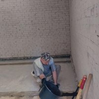 Директорка департаменту охорони здоров’я та реабілітації Вінницької ОВА Ольга Задорожна дивиться як йдуть роботи з реконструкції приймального відділення обласної клінічної лікарні ім. Пирогова.