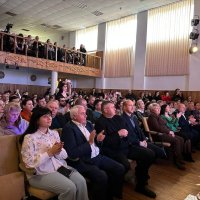 В залі сидить багато людей