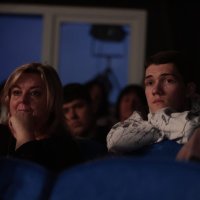 люди в залі