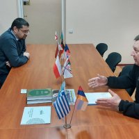 Фото чоловіків під час наради