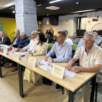 Загальне фото членів колегії Департаменту, запрошених представників громадських організацій та сільгоспвиробників, які сидять з лівої сторони столу колегії