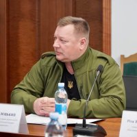Фото чоловіка під час наради