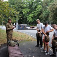 учасники квесту під час виконання завдань