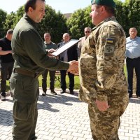 Начальник ОВА Сергій Борзов вітає прикордонників