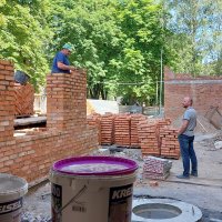 Директорка департаменту охорони здоров’я та реабілітації Вінницької ОВА Ольга Задорожна дивиться як йдуть роботи з реконструкції приймального відділення обласної клінічної лікарні ім. Пирогова.