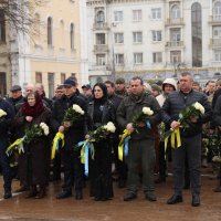 Керівники області та міста під час церемонії покладання