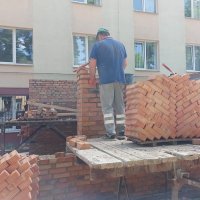 Директорка департаменту охорони здоров’я та реабілітації Вінницької ОВА Ольга Задорожна дивиться як йдуть роботи з реконструкції приймального відділення обласної клінічної лікарні ім. Пирогова.