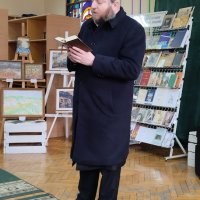 Фото чоловіка під час виступу 