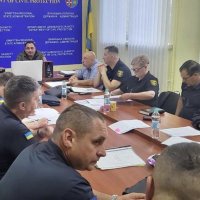 Учасники наради сидять за столом в приміщенні ДЦЗ