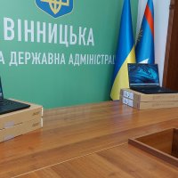 Перша заступниця Начальника Вінницької обласної військової адміністрації Наталя Заболотна та директорка департаменту охорони здоров’я та реабілітації Ольга Задорожна передали сімейним лікарям ноутбуки.