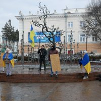 учасники заходу біля скульптурної композиції «Дерево Свободи»