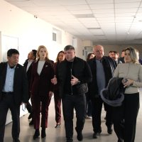 заступник начальника ОВА Олександр Піщик та учасники зустрічі оглядають лікарню