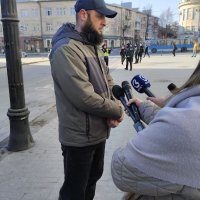  Фото чоловіка під час інтерв’ю