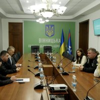 Заступник начальника Вінницької ОВА з питань цифрового розвитку, цифрових трансформацій і цифровізації (CDTО) Андрій Кавунець, координатор Програми EGAP з цифровізації регіонів Сергій Гунько та учасники зустрічі під час обговорення актуальних питань співпраці